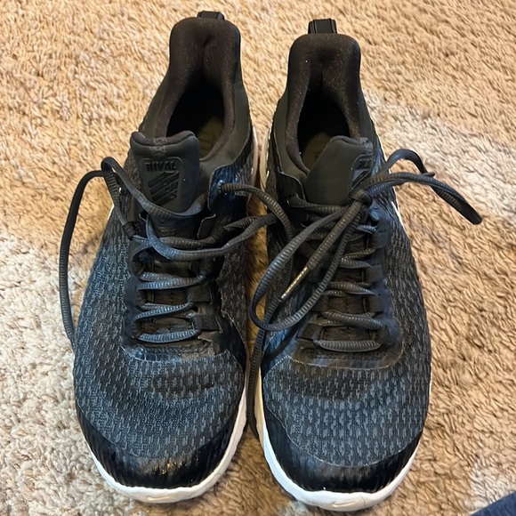 Size 8 womens Nikes - Picture 5 of 6